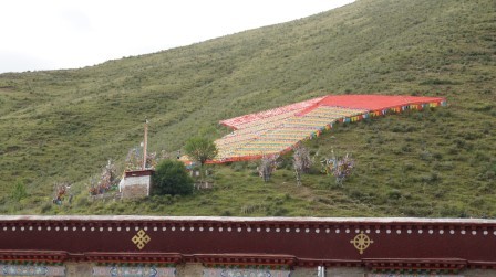 8月30日　敏珠寺のチョルテンとタルチョ