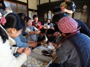 福島県石川町にある農園カフェ＿やいこばあちゃん家にて餅つき＆自然派味噌の仕込み体験i