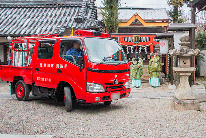 友呂岐神社　消防車