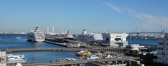 横浜港大桟橋に停泊した３隻の日本の客船
