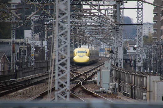 新横浜駅を発車したドクターイエロ－３