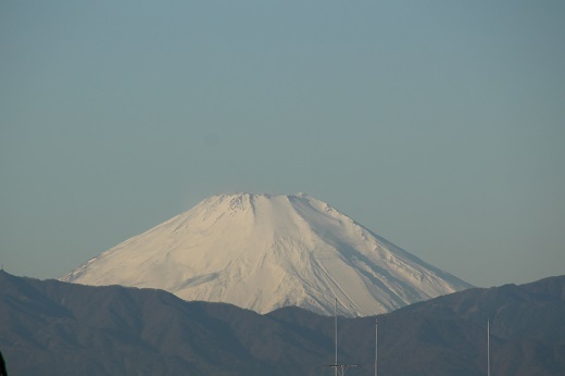 真っ白な午前中の富士山