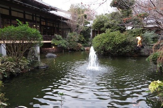 池を中心とした日本庭園