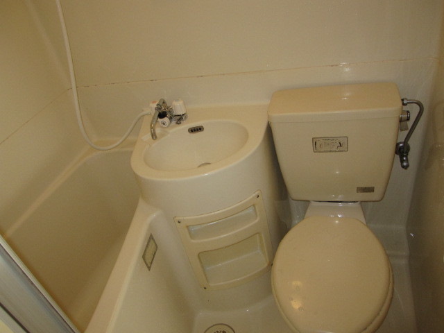 東京都調布市　賃貸物件原状回復　入居者退去後空き室１Ｒハウスクリーニング　浴室３点ユニットバス清掃　作業完了後　１