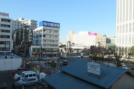 京急線車内から見る汐入駅前
