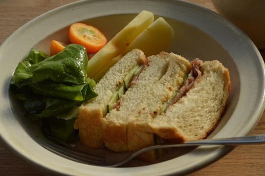 ハムとキュウリのサンドイッチランチ（りんご、金柑、サラダ菜）1