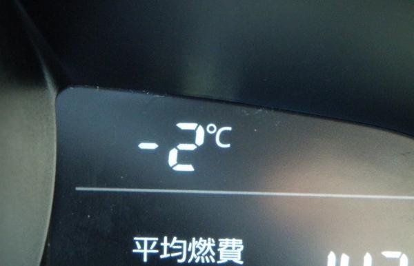 車の車外温度は－２℃