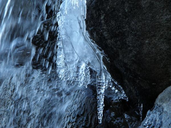 公園の滝の横の氷